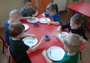 Zosia, Tymek, Kuba, Olek, Mateusz i Zosia podczas malowania talerzyków.